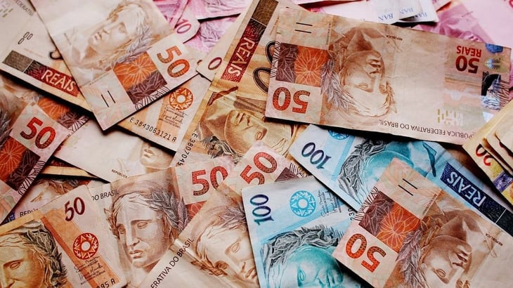 La bolsa de Sao Paulo y el dólar en Brasil cierran en rojo