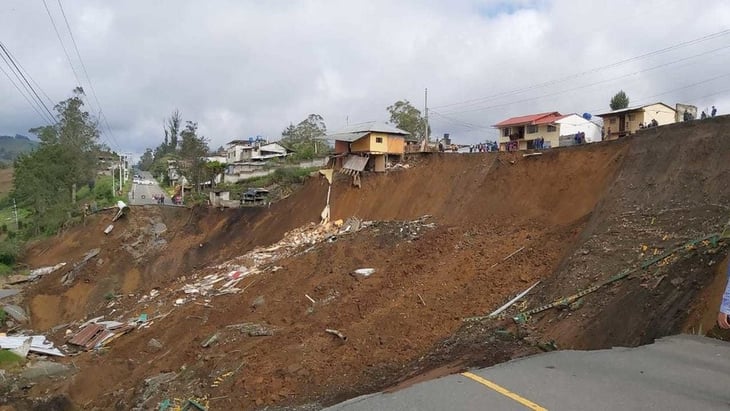 Un hundimiento arrasa con viviendas y una carretera en la provincia ecuatoriana de Bolívar