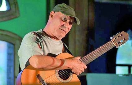 Cuba homenajea al recientemente fallecido cantautor Vicente Feliú