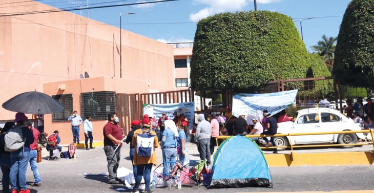 Maestros protestan frente al Congreso de Guerrero 