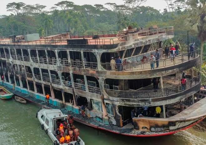 37 muertos deja incendio de ferry en Bangladesh