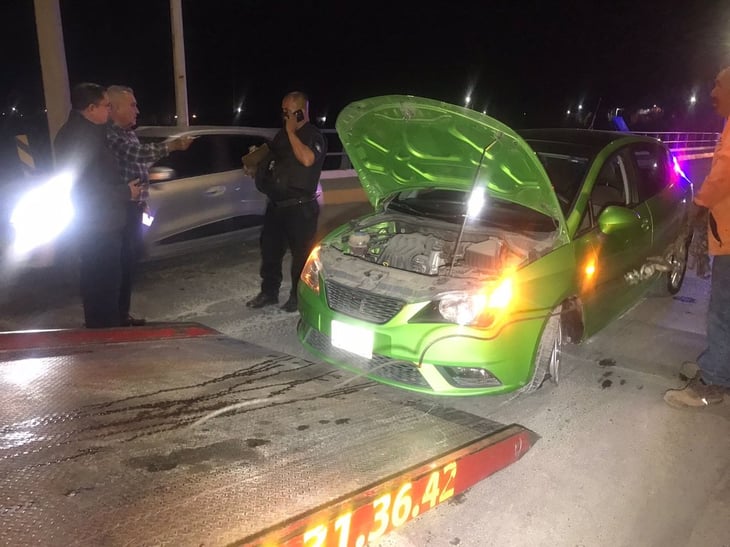 Vehículo es abandonado en Monclova por su conductora después de chocar contra el camellón central en el Montessori 