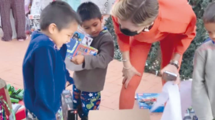 Mariana Rodríguez entrega juguetes a niños del DIF Nuevo León