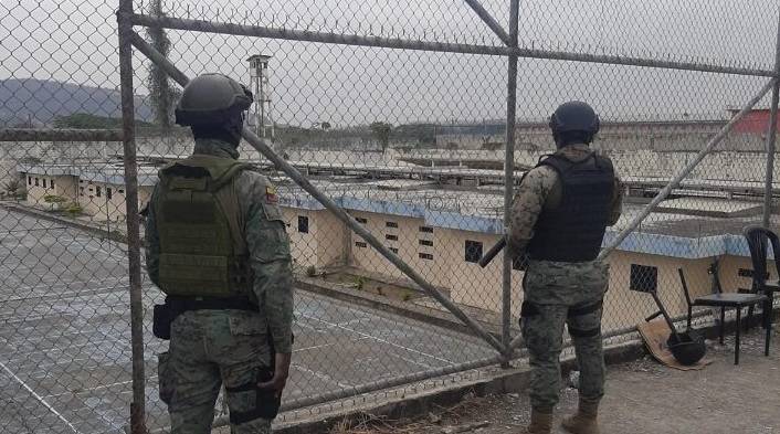 Militares mantendrán controles en los exteriores de cárceles de Ecuador