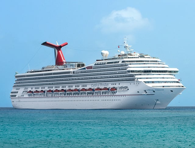 Atraca en Miami crucero Carnival Freedom, tercero en regresar con positivos