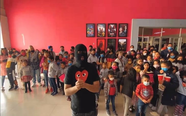 En vísperas navideñas, youtuber lleva a niños a ver 'Spider-Man'
