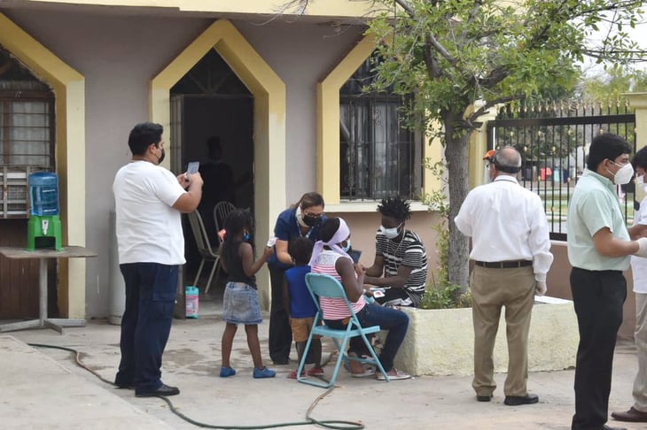 Migrantes tramitan permiso de permanencia legal para alojarse en México