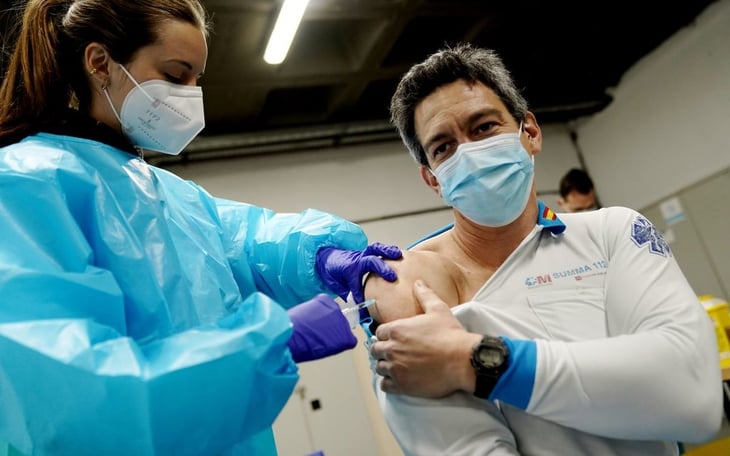 Centros de vacunación abarrotados en Panamá tras detección de la ómicron