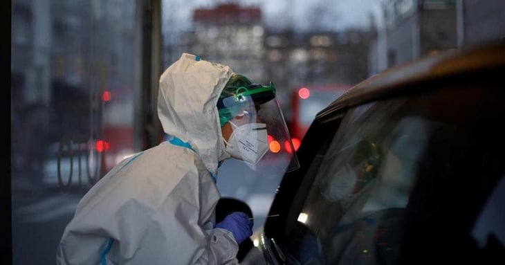 Va España por restricciones más severas tras alza de contagios por ómicron