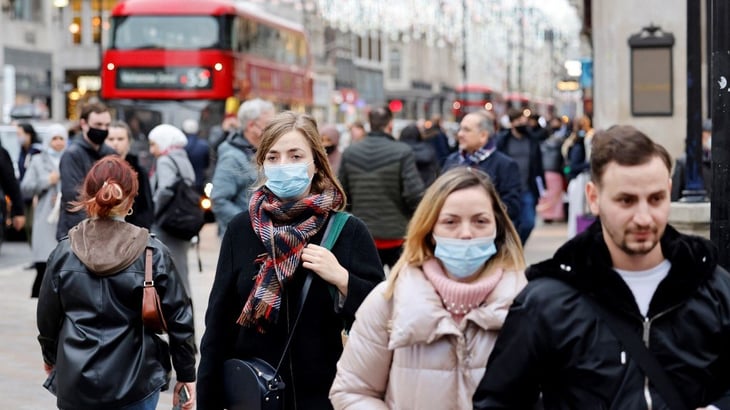 El Reino Unido marca un nuevo récord de casi 130,000 contagios en un día