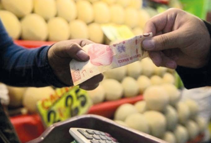 Comerciantes de Monclova reetiquetan productos para sortear la llamada 'cuesta de enero'