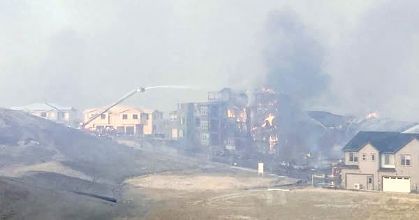 Incendios en Colorado arrasan casi 600 viviendas; hay decenas de miles de evacuados 