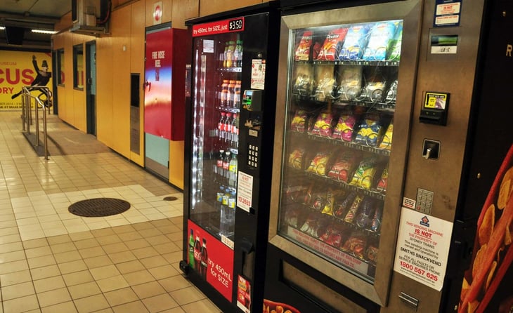 Morena busca prohibir instalación de máquinas expendedoras de alimentos y refrescos en centros hospitalarios