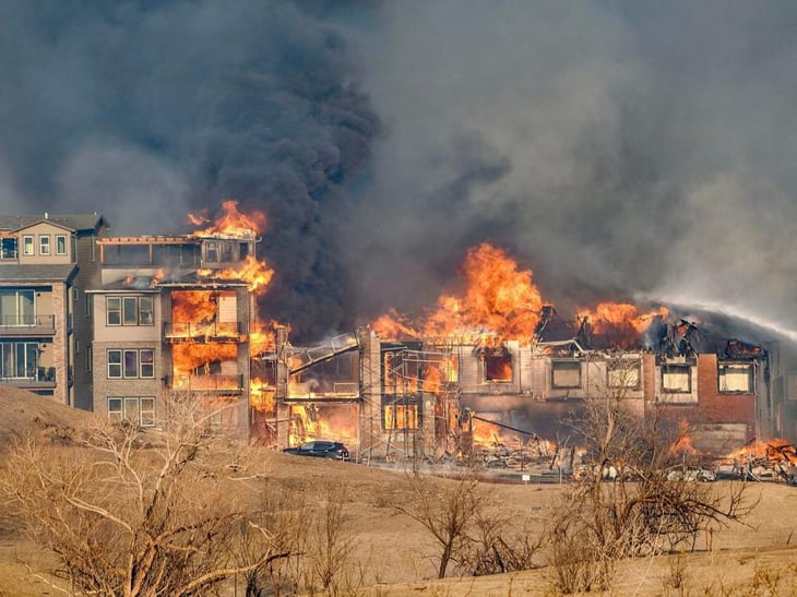 En Colorado desalojan a 30 mil personas por incendios en Colorado