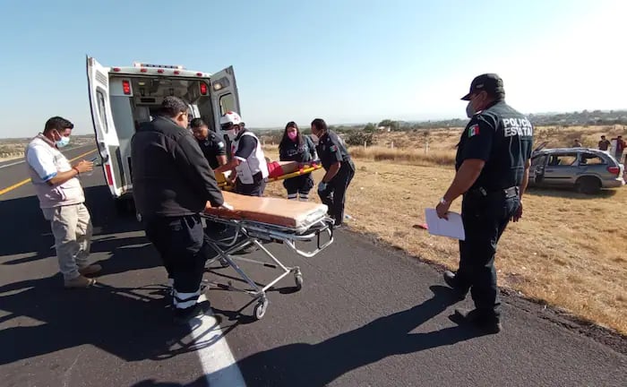 Un muerto y cinco lesionados en una volcadura en la supercarretera a Villa de Arriaga