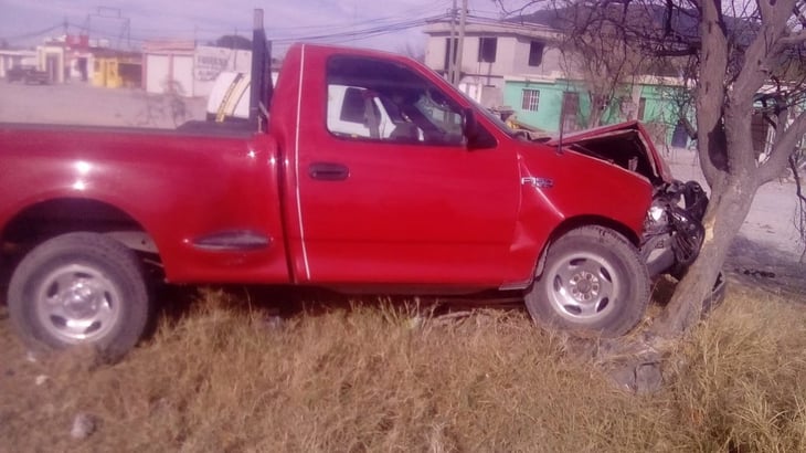 Camioneta es abandonada por su conductor después de chocar en Castaños  