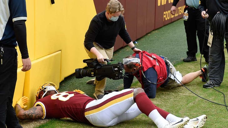 VIDEO: Camarógrafo recibe brutal tacleada de parte de un jugador de Washington