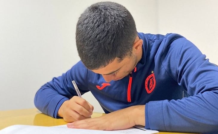 Erik Lira ya firmó con Cruz Azul