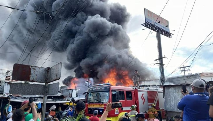 Incendio consume varios negocios en mercado en segunda ciudad de Honduras