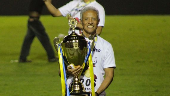 Roberto Hernández, técnico mexicano  campeón
