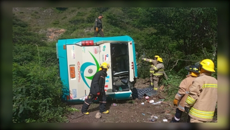 Al menos 3 muertos y 18 heridos en accidente de autobús en sur de Ecuador