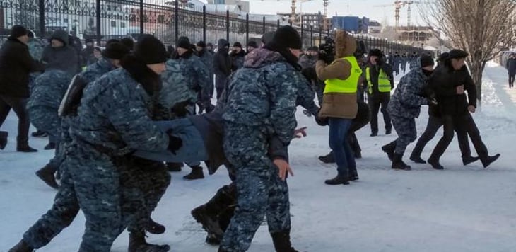 Al menos diez uniformados mueren durante jornada de disturbios en Kazajistán