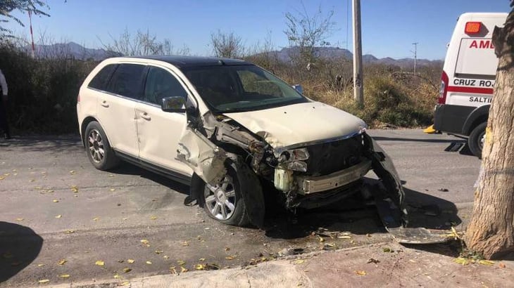 Conductor de la tercera edad choca contra árbol y termina lesionado en Torreón