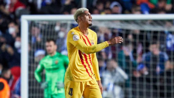 Ronald Araújo estará de baja un mes con el Barcelona y Frenkie de Jong podría perderse la Supercopa