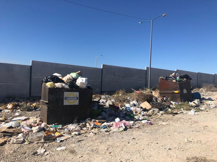 Ciudadanos reportan contenedores llenos de basura a las afueras de la Clínica 86 en Monclova 