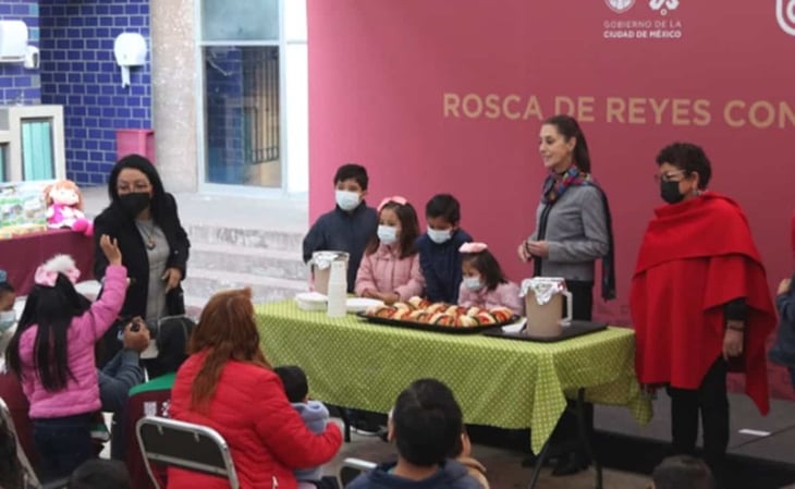 Rosca de Reyes y juguetes dan alegría a menores en CDMX