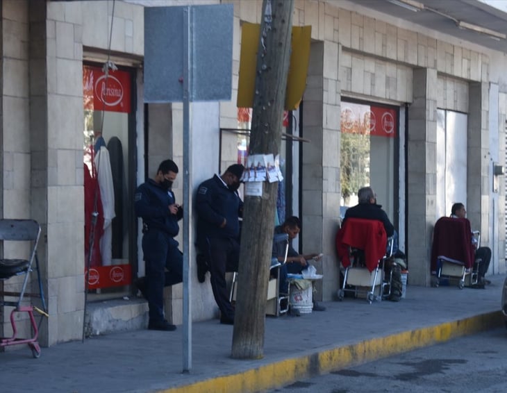 Policías descuidan la vigilancia en la Zona Centro de Monclova por jugar con el teléfono celular