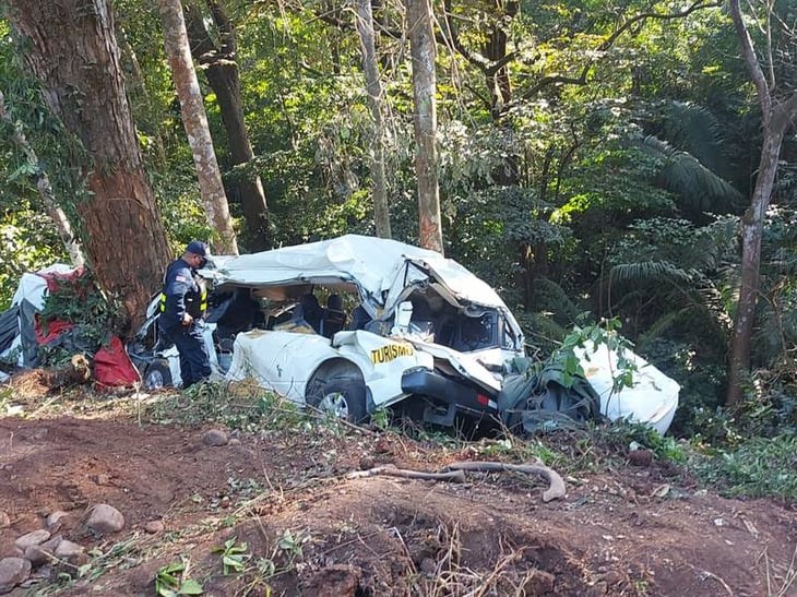 Cuatro fallecidos en choque de microbús turística con tráiler en Costa Rica