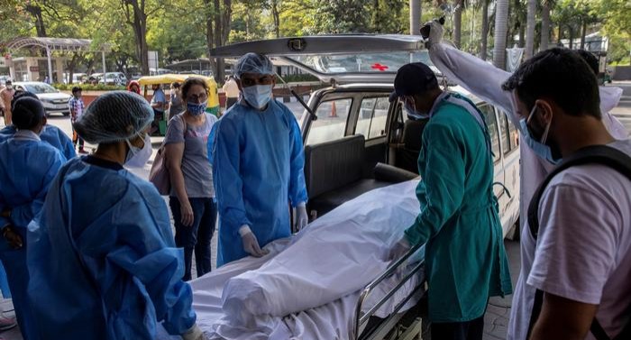 México supera los 300,000 muertos por COVID-19 en medio de una ola de contagios