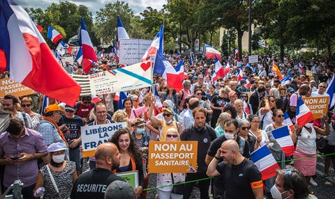Decenas de miles de manifestantes por la presión de Macron a los no vacunados
