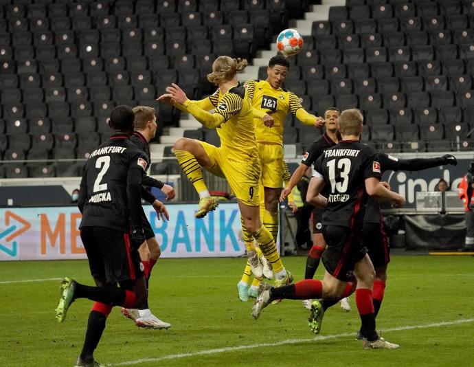 Dortmund remonta al Eintracht para el que marcó dos el colombiano Rafael Borré