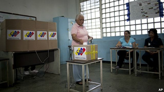 Cierran centros de voto en cuna de Chávez, menos donde hay electores en cola