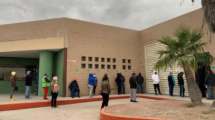 Derechohabientes hacen largas filas para pruebas COVID-19 en Monclova