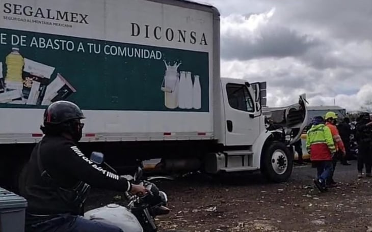 Descubren a migrantes tras accidente de supuesto camión oficial