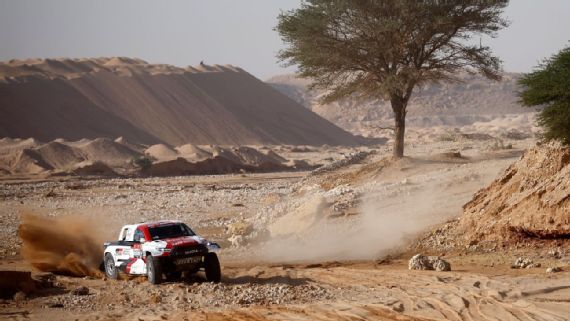 De Villiers se impuso en autos del Dakar y Al-Attiyah es líder