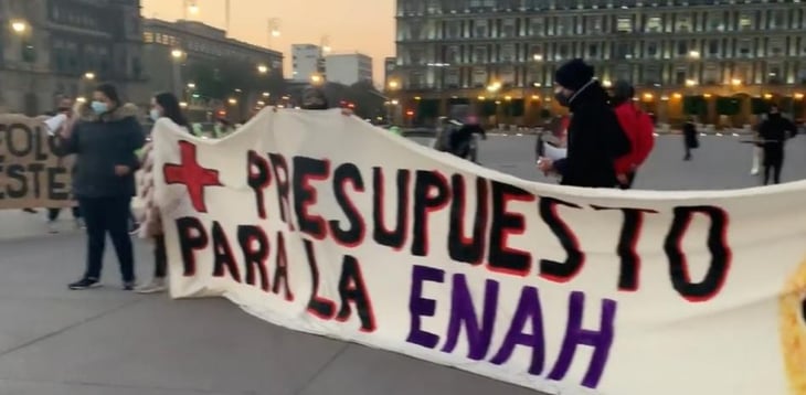 Estudiantes y trabajadores de la ENAH se manifiestan frente al Palacio Nacional