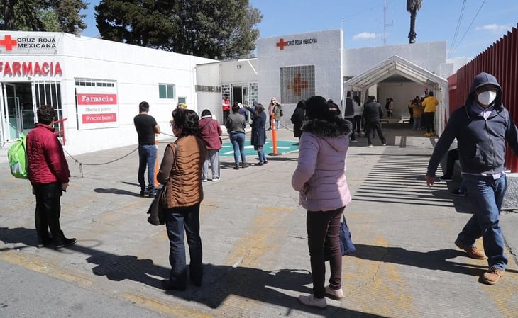 Trabajadores deambulan en Toluca en busca de pruebas rápidas de Covid-19