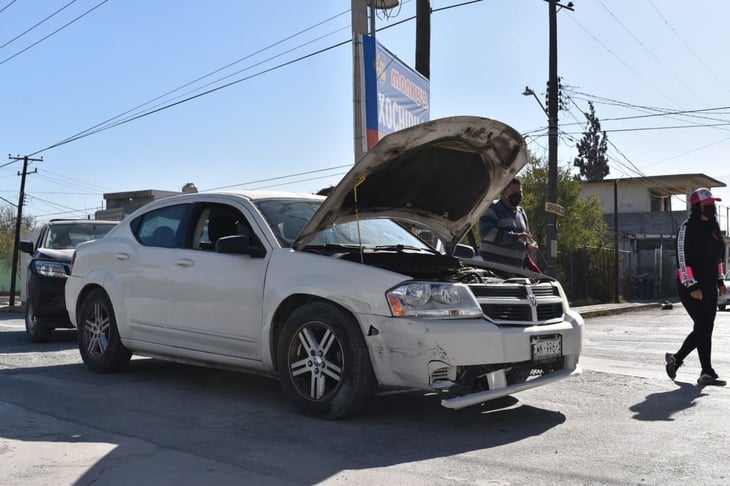 Taxista se pasa alto y provoca accidente en Monclova