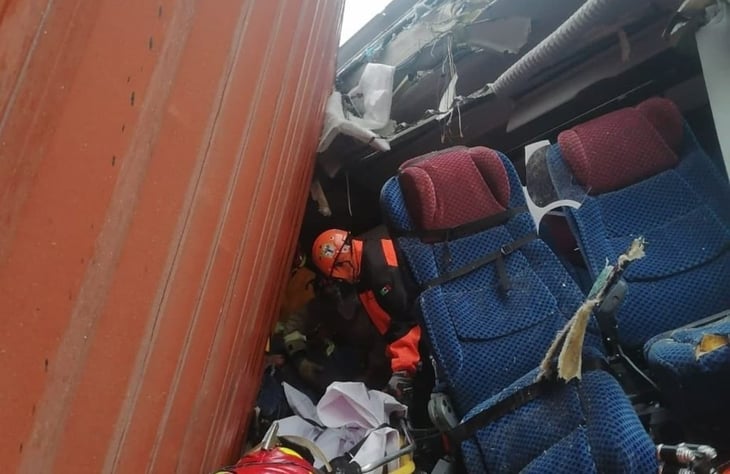 Autobús impacta contra tráiler estacionado en autopista Xalapa- Perote