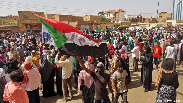 Muere un oficial de policía y un manifestante en nuevas protestas en Sudán