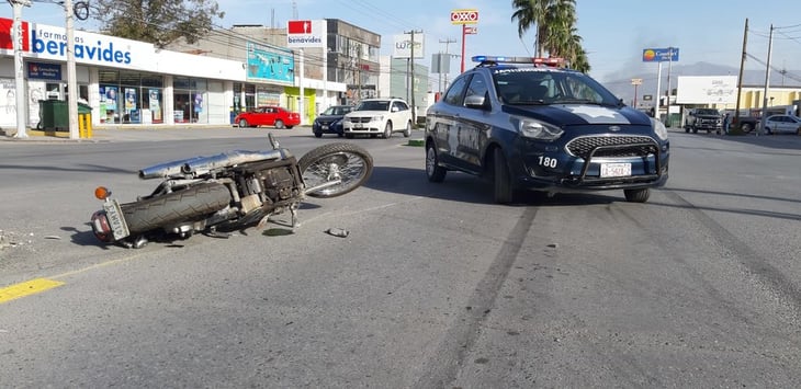 Motociclista invade carril en Monclova y termina sobre el pavimento lesionado 