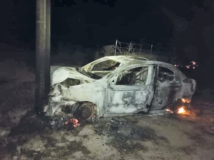 Un automóvil terminó incendiado al chocar contra un poste de concreto propiedad de CFE
