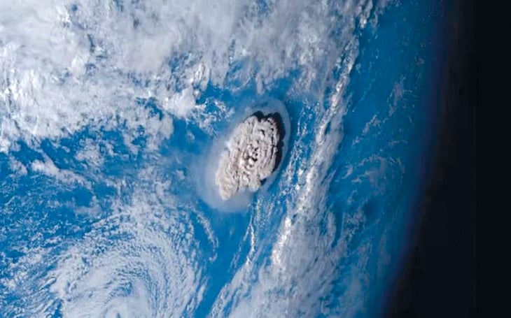 Desde el espacio registran la explosión del volcán submarino en la isla de Tonga