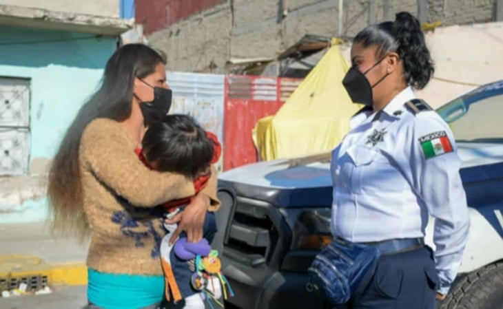 Policías salvan a bebé de morir asfixiado en Neza