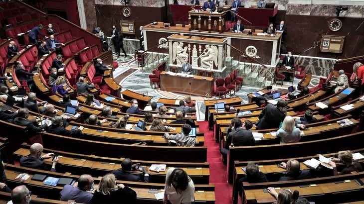 El Parlamento francés aprueba el pasaporte de vacunas
