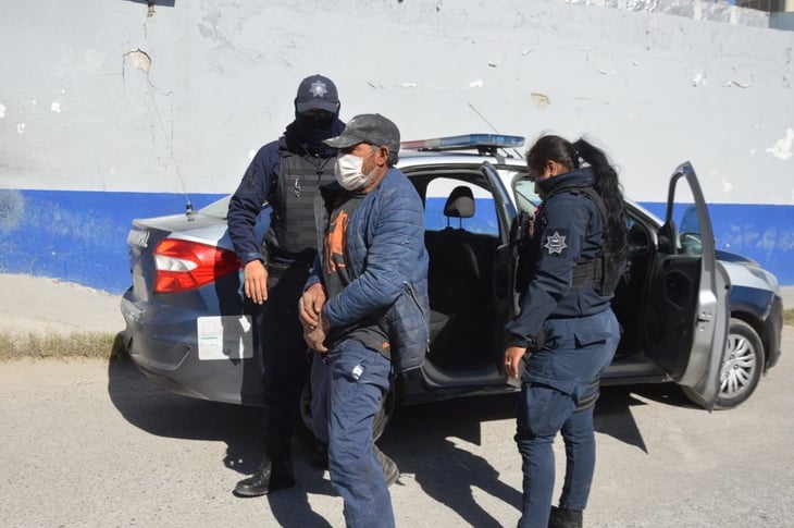 Hombre ebrio y escandaloso fue detenido por la Policía Municipal en la colonia Guadalupe de Monclova